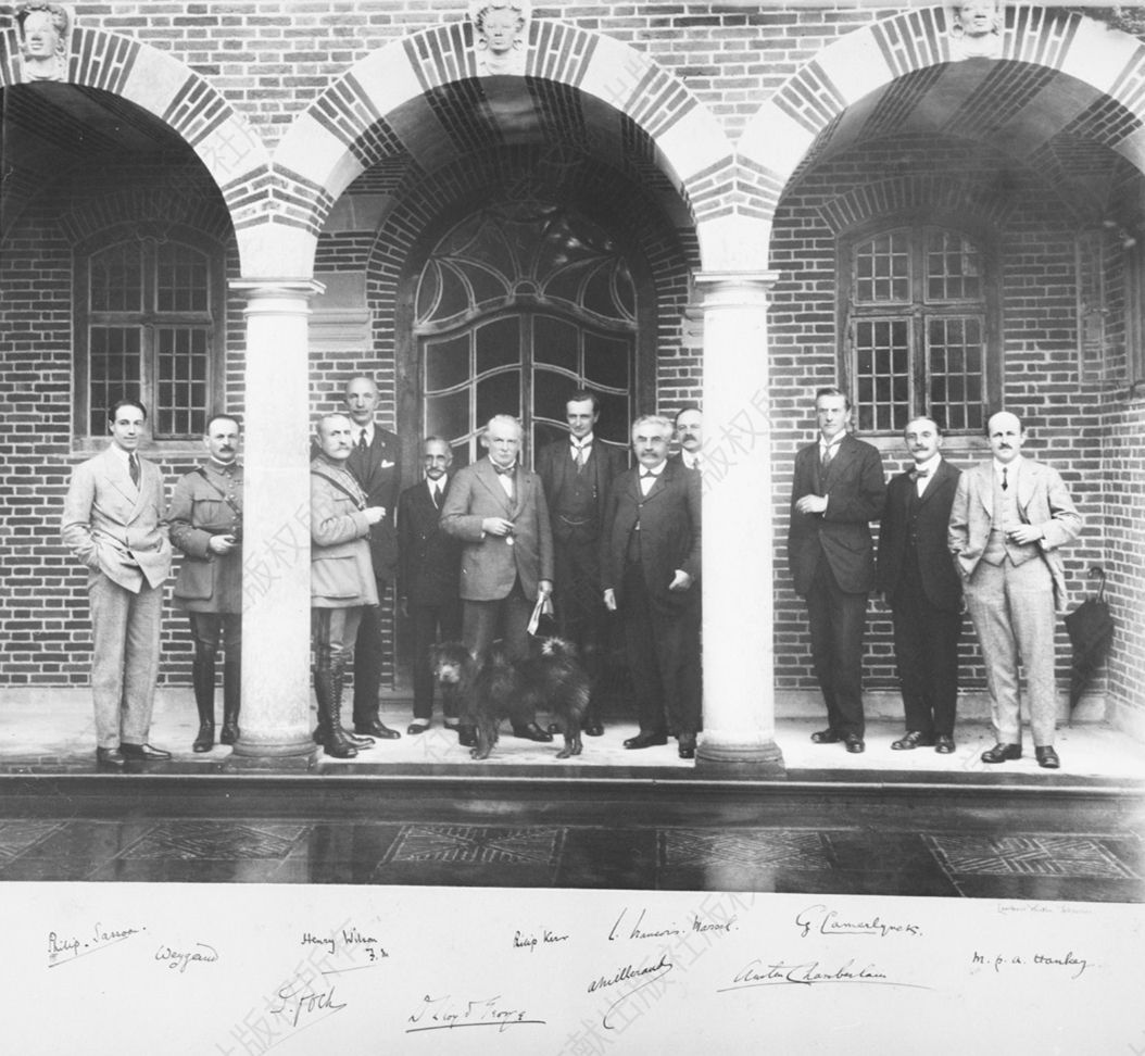 图1-4 意见不一的协约国：1920年5月海斯（Hythe）第一次会议。从左至右：菲利普·沙逊（Philip Sassoon）、魏刚将军、福煦（Foch）元帅、陆军元帅亨利·威尔逊（Henry Wilson）爵士、佚名、大卫·劳合·乔治、菲利普·克尔（Philip Kerr）、亚历山大·米勒兰、弗朗索瓦·马萨尔（François Marsal）、奥斯丁·张伯伦、G.卡梅奎克（G.Camelqueck）和莫里斯·汉基。