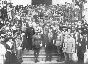 图1-5 叙利亚委任统治制度设计者：古罗将军和弗朗索瓦·乔治-皮科，前排中部，1919年11月23日在贝鲁特拉丁教堂前的阶梯上；穿着黑色外套的罗贝尔·德·凯在皮科的正右后方。