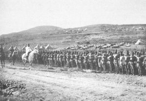 图1-7 1920年7月，古罗将军骑着白马在梅萨伦战役前检阅法属塞内加尔人军队。