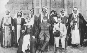 图5-1 加布里埃尔·卡尔比耶上校与德鲁兹派领导人，1925年。
