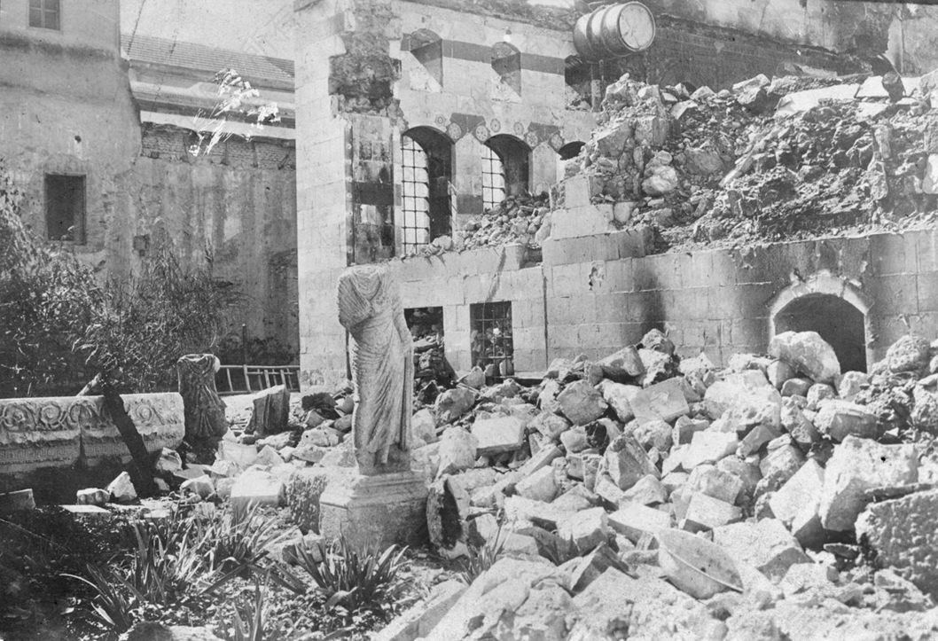 图5-4 在1925年10月的轰炸后遭破坏的阿兹姆宫（Azm Palace），一张传播广泛的照片。