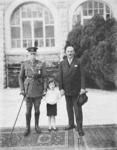图5-5 1926年4月，巴勒斯坦高级专员赫伯特·普卢默与叙利亚高级专员亨利·茹弗内尔和普卢默的孙子在一起展示团结。