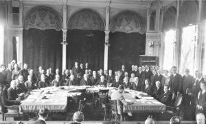 图III-1 1927年3月，国联行政院第44次会议，施特雷泽曼主持。坐在桌子上首位置的是：阿里斯蒂德·白里安、古斯塔夫·施特雷泽曼、埃里克·德拉蒙德和奥斯丁·张伯伦。