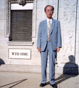 图7 2000年5月在瑞士日内日瓦世贸组织门前留影