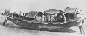 图1 1955年广州东郊东汉墓出土的陶质船模