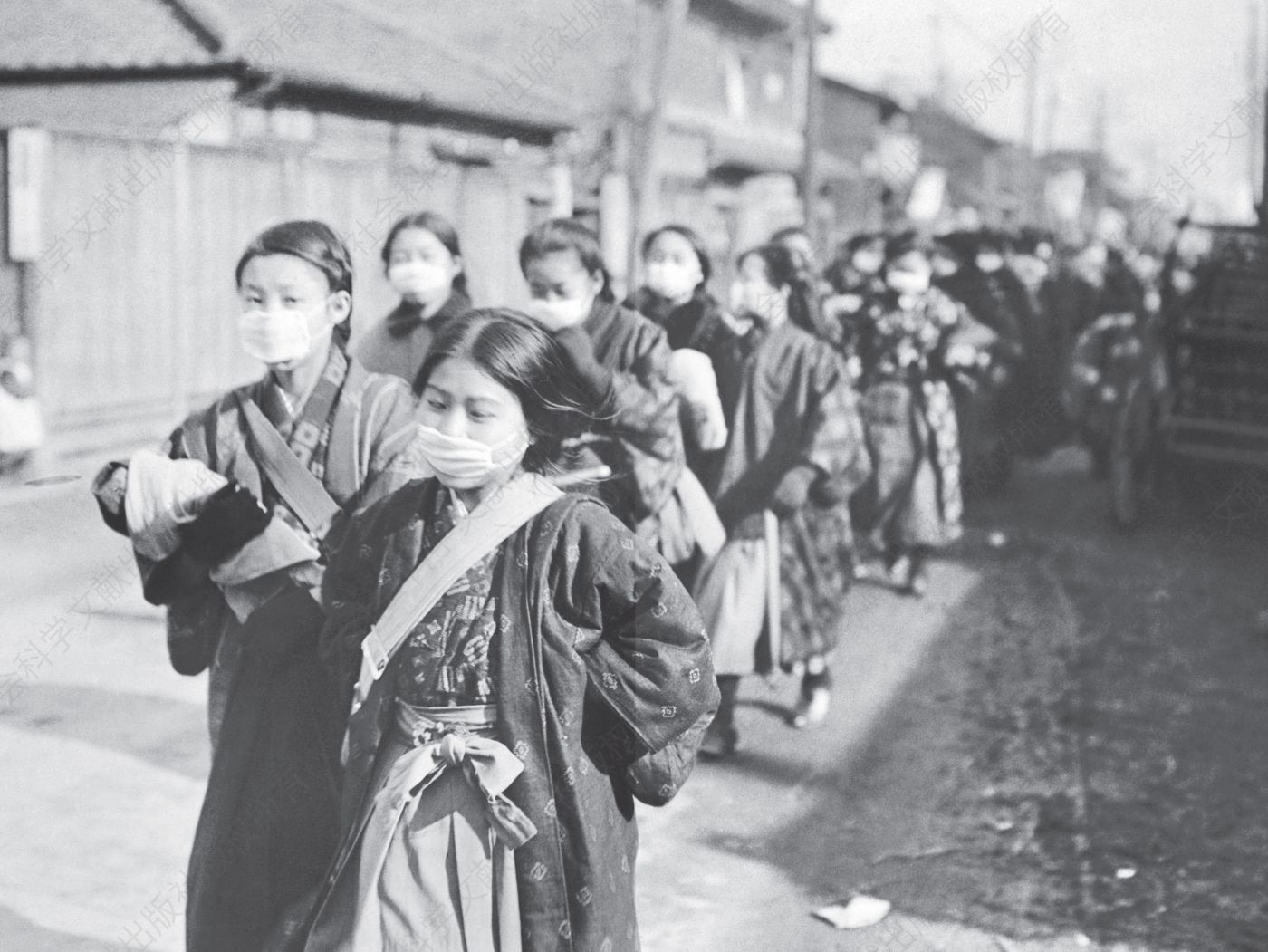 1920年大流行期间，日本女学生带着防疫口罩。