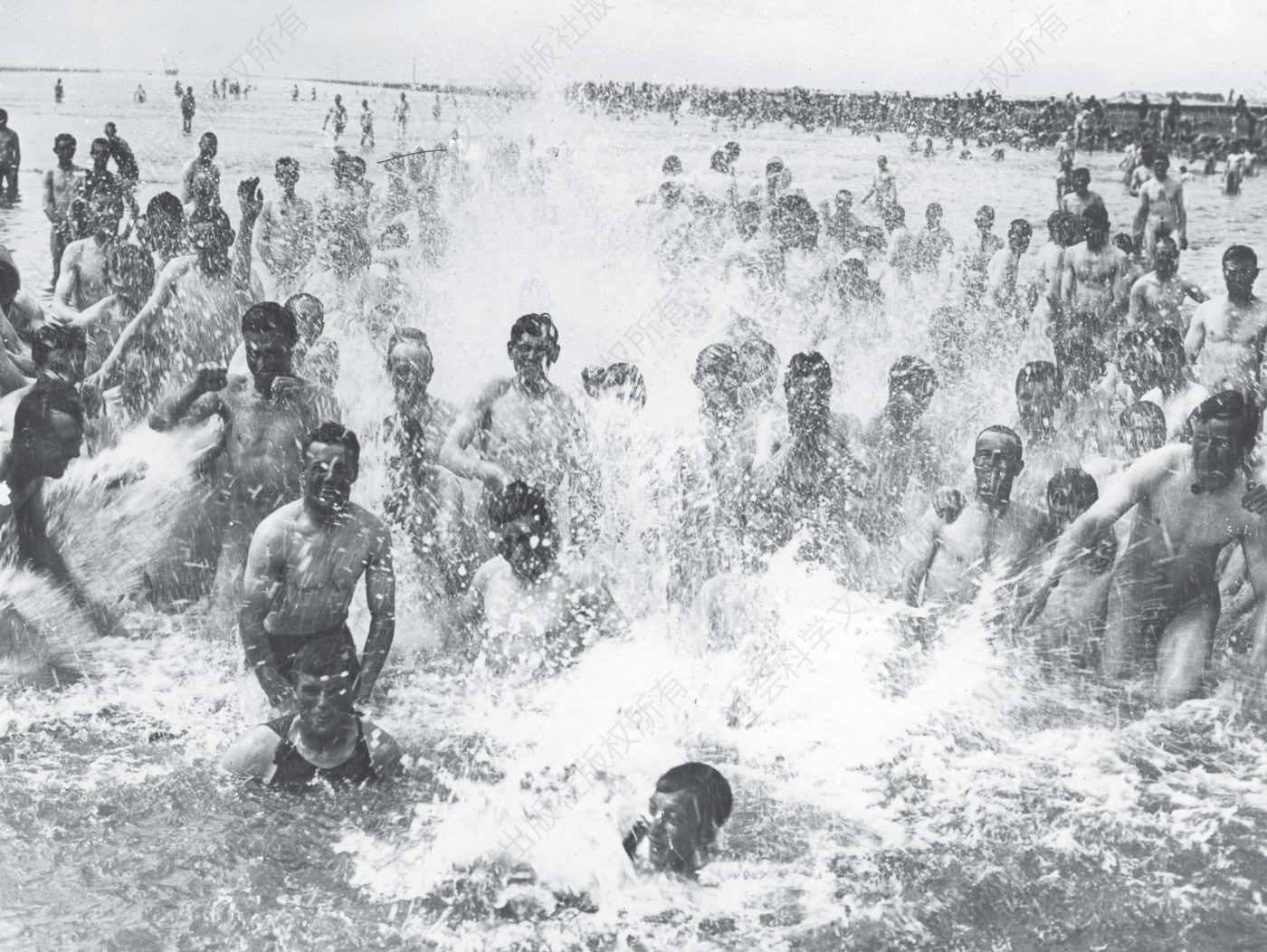 1917年，埃塔普勒，英军士兵在海水中嬉戏。
