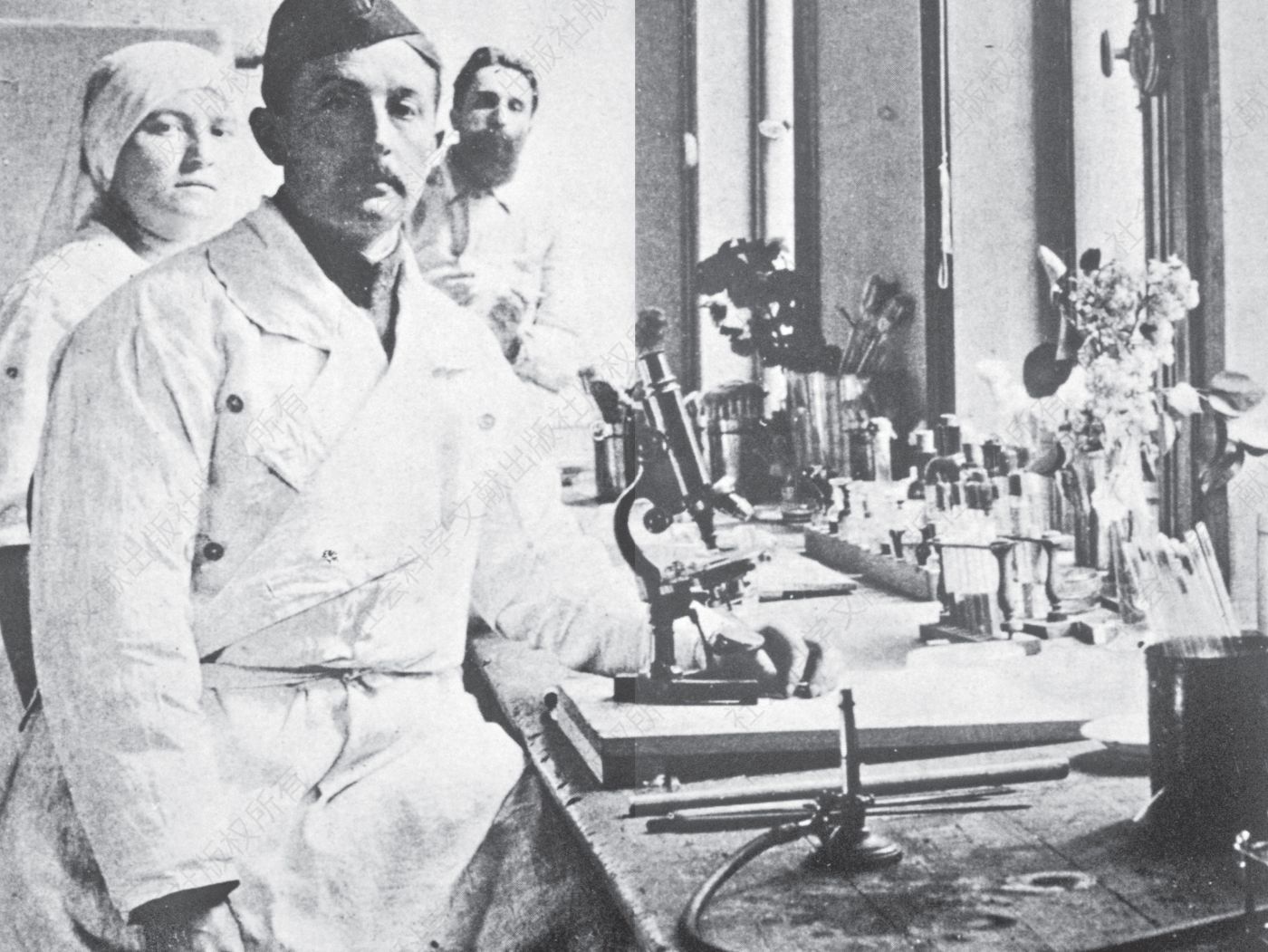 1915年，加来，一所陆军实验室中的勒内·杜贾里克·德·拉·里维埃。