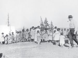 1919年，阿拉斯加，莱纳斯·H. 弗伦奇和解救自布里斯托湾的流感孤儿。