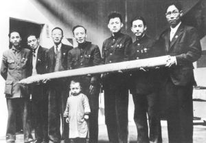 1941年11月，在庆祝郭沫若创作25周年及50寿辰活动中与文工会同人合影