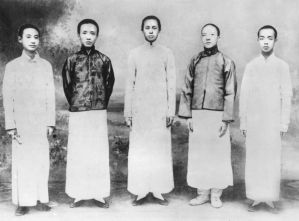 1912年，剪了辫子的郭沫若（左二）与同学们合影。