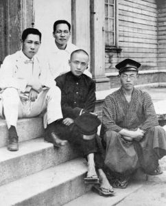 1919年7月，郭沫若（前中）与同学夏禹鼎（右）等成立夏社