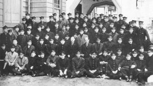 郭沫若（二排左二）与九州大学老师、同学合影