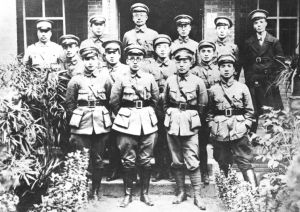 1927年春，郭沫若（前左二）与李富春、林伯渠、李民治等在南昌