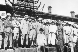 二次北伐期间，郭沫若（前右二）与汪精卫、孙科等在郑州车站