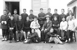 图13 1902年厚雅各（中排左4）和马士敦（中排左5）与漳浦源梁医院同人合影