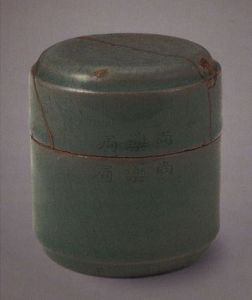 图6 12世纪青瓷“尚药局”铭盖盒（韩国国立中央博物馆藏）