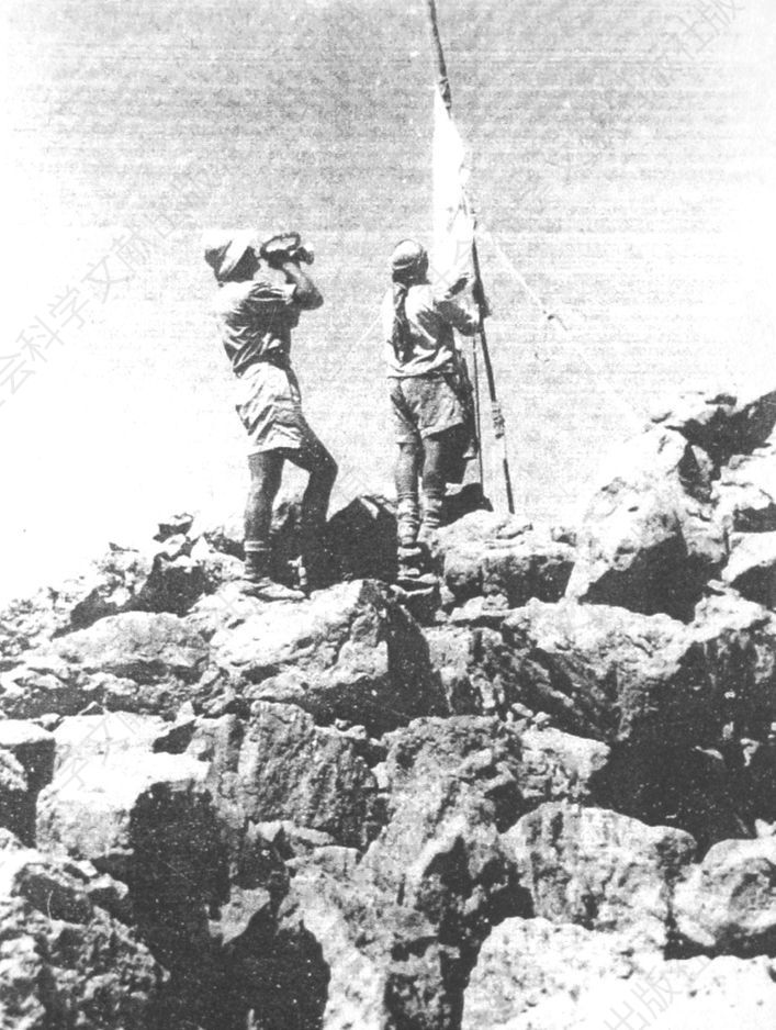图4-2 青年运动在马萨达顶部竖起旗帜（1943年）
