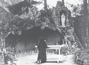 丈夫死后，尚博尔伯爵夫人请人在隐居庄园的花园里仿照著名的卢尔德圣母朝圣地建造了一个圣祠