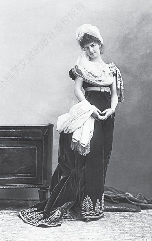 在这张纳达尔于1883年拍摄的照片中，伊丽莎白身上的裙子属于她最喜欢的祖先塔利安夫人，一位著名的沙龙女主人和时尚潮人