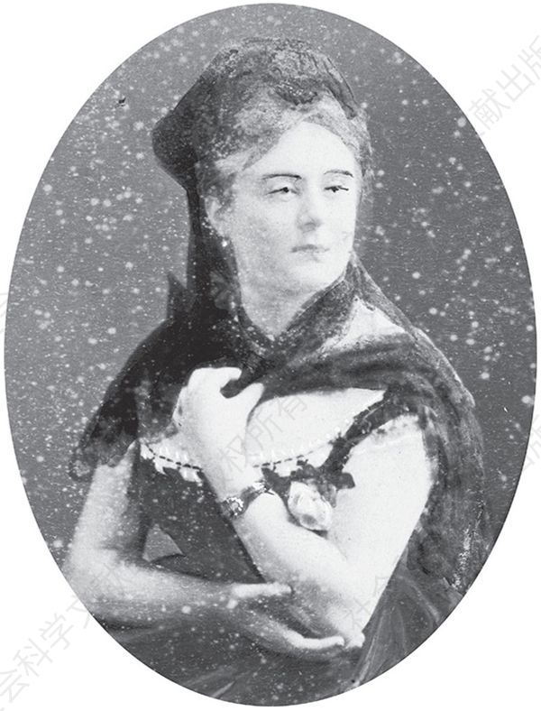 歌剧女演员奥尔唐斯·施耐德和许多来访巴黎的外国王室成员关系亲密，因此她有个绰号叫“亲王通道”