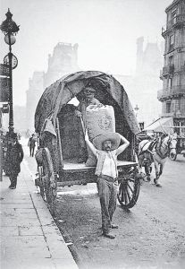 这张照片上表现的就是典型的19世纪工人在巴黎大堂搬运谷物的形象。斯特劳斯的父亲和两个哥哥也曾干过这活
