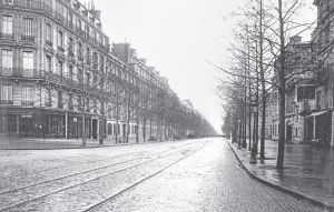 马勒塞尔布大道是拿破仑三世时期的城市规划师乔治-欧仁·奥斯曼1853—1870年间在右岸开拓的一条宽阔的新林荫道。普鲁斯特家于1873年搬到了那里