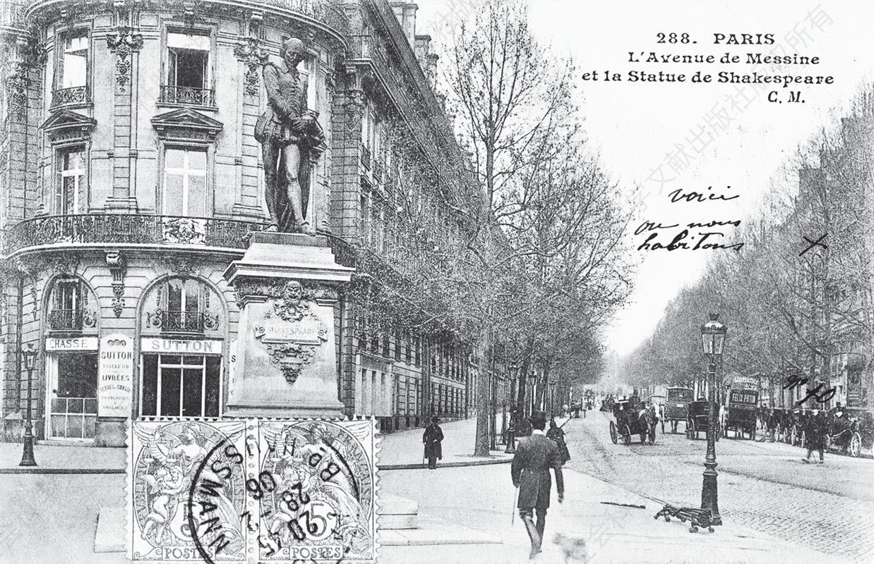 这张明信片上印的就是1888年这座莎士比亚铜质雕像竖起之后，斯特劳斯家所在的公寓楼。他们的夹层公寓就位于主层以下，制服裁缝萨顿的店面顶上