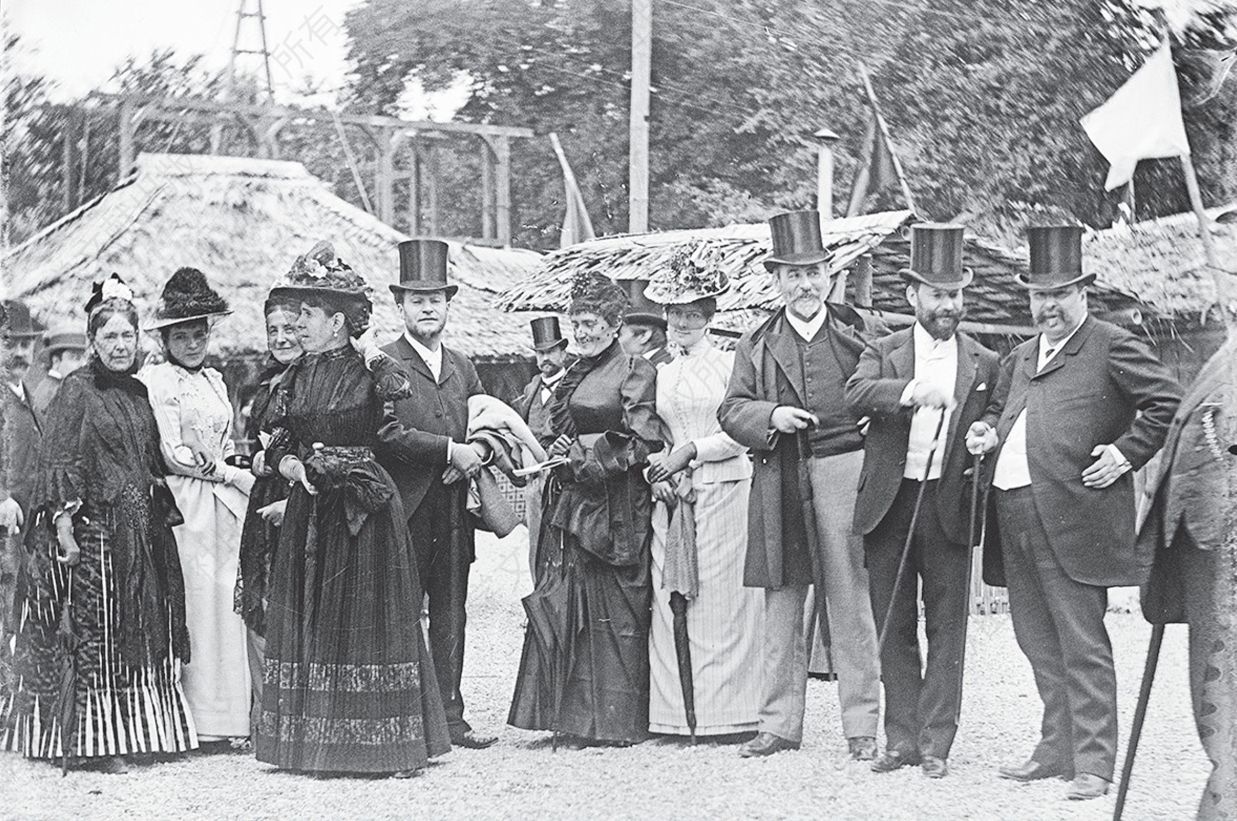 身穿黑衣的热纳维耶芙，左起第四，与一群人一起参加了1889年巴黎世界博览会，同去的人包括斯特劳斯（右边紧挨着热纳维耶芙）、玛蒂尔德·波拿巴公主（最左），卢多维克（右起第三位头戴高顶礼帽者）和梅亚克（最右）。摄影：热热·普里莫利