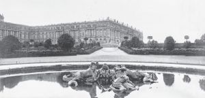 到孟德斯鸠1894年迁入凡尔赛时，前王宫已经变成了一座博物馆，但当时并没有很多游人来参观