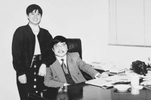 图2 1992年在深圳越野服装有限公司办公室和夫人合影