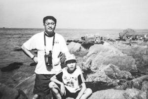 图3 1997年带夫人和儿子在青岛自由行