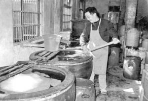 图1 1986年10月，浙江传化化学集团有限公司创业初期生产液化皂的家庭作坊（吕耀明提供）