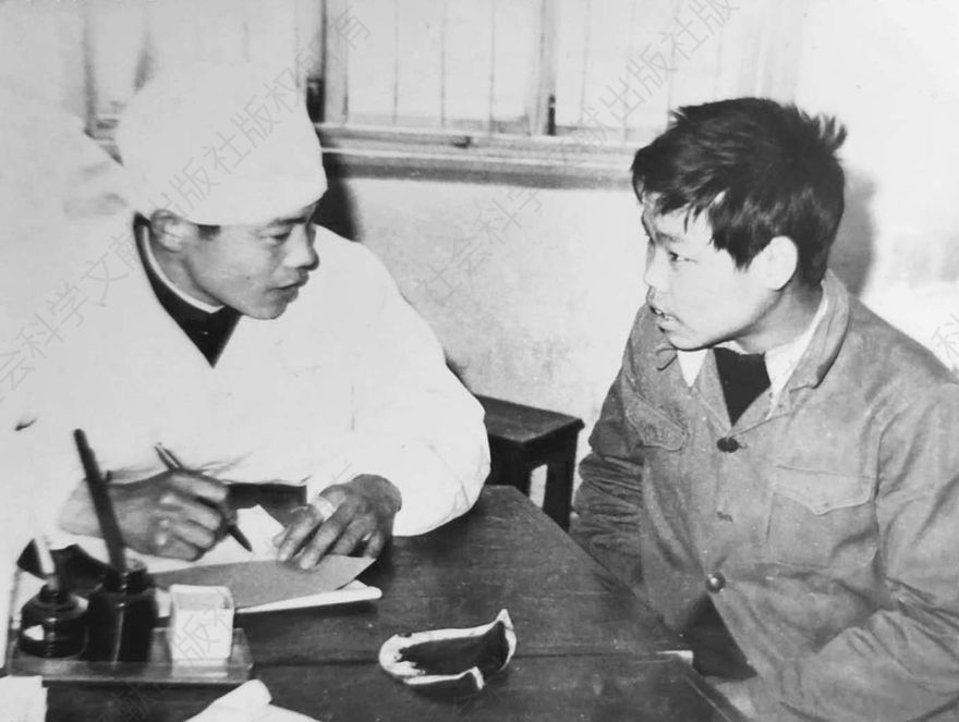 图3 1984年，闻吾森（左）在萧山县人民医院外科门诊