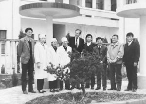 图4 1988年闻吾森（左四）陪同德国精神医学院专家访问萧山县精神病医院