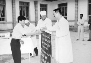 图5 2000年闻吾森（左）支援新疆维吾尔自治区和田地区洛浦县医院