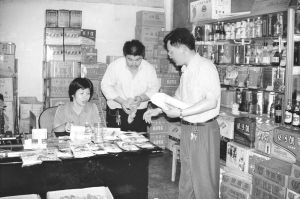 图2 1999年6月15日，萧山市社会保险管理局副局长楼建在商业城上门宣传社会保险政策（柳田兴摄）
