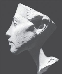 图4-2 真人大小的埃赫那吞石膏头像，此头像被视作这位宗教创始人最重要的肖像，王冠的下边缘清晰可见，1912年出土于雕塑师图特摩斯的作坊，现存于柏林埃及博物馆