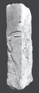图6 王后纳芙蒂蒂的脸在阿吞的手下方，石灰岩浮雕残片，阿赫塔吞某神庙或宫殿的立柱碎片，高25厘米，私人藏品