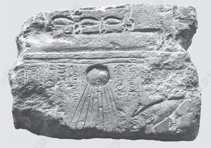 图2 阿门诺菲斯四世/埃赫那吞头戴上埃及王冠，处于阿吞的光芒下，图坦卡吞王子的“日影”祈祷室的一幅石灰岩浮雕的碎片，高19.2厘米，宽26厘米，私人收藏