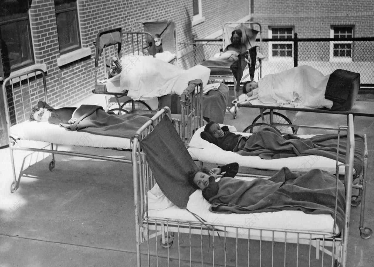 走廊里的疗养院病人，摄于1920年。（美国国家档案记录组69-PWA）
