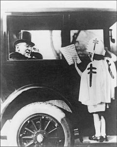 伍德罗·威尔逊（Woodrow Wilson）从日常行程中停下来，于塞尔维亚·苏特（Sylvia Suter）处购买肺结核印章，一枚小小的十字架，1923。（美国国会图书馆）