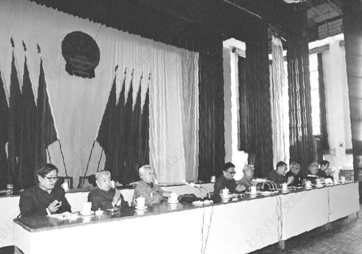 图1 1984年10月在山西临汾召开的中国工艺美术学会民间工艺美术专业委员会第一届年会主席台（图片由孙建君提供）