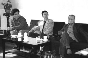 图3 1991年潘鲁生（中）、孙建君（左）在《中国民间美术全集》编撰讨论会上与钟敬文先生（右）在一起（图片由孙建君提供）