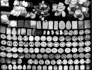 图1 河南镇平石佛寺玉器市场上随处可见的机雕玉器摊位（图片由笔者拍摄）