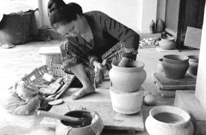 图3 云南傣族慢轮制陶技艺传人玉勐在制陶（图片由作者提供）