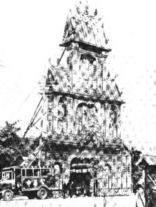 图2-3 1925年元旦的庆祝牌楼（搭棚行的工作就是搭建这种牌楼和临时兵营等棚架）