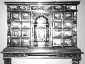 图5 意大利柜子（大约1660年制造，由红木、黑檀木和玳瑁制成，带有彩色玻璃板）