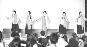 图7-3 盖嘉慧和同学们在晚翠园演出京剧《江姐·红梅赞》（许文娟摄）
