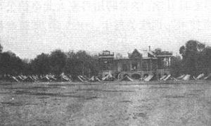 图1-3 北洋水师学堂（帐篷为1900年八国联军俄军进占该校后所设的营地）